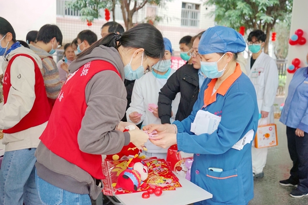 转载人民网－广西频道刊发“自治区人民医院开展2024年新春主题游园活动”的报道